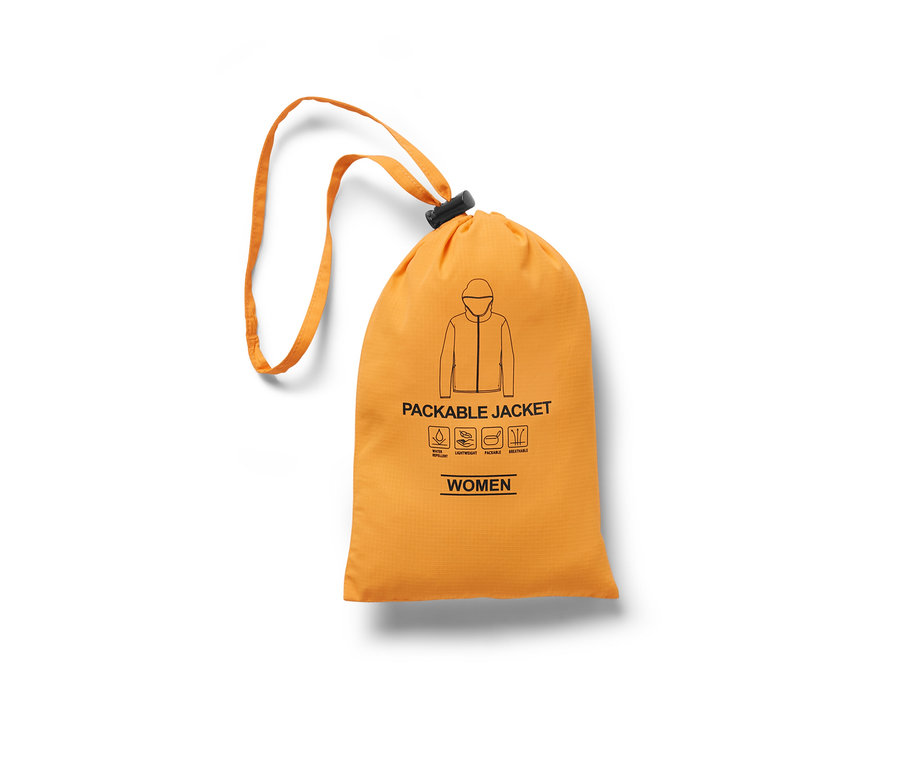 Orangefarbener Kordelzugbeutel mit Jacken-Symbol und Aufschrift Packbare Funktionsjacke.