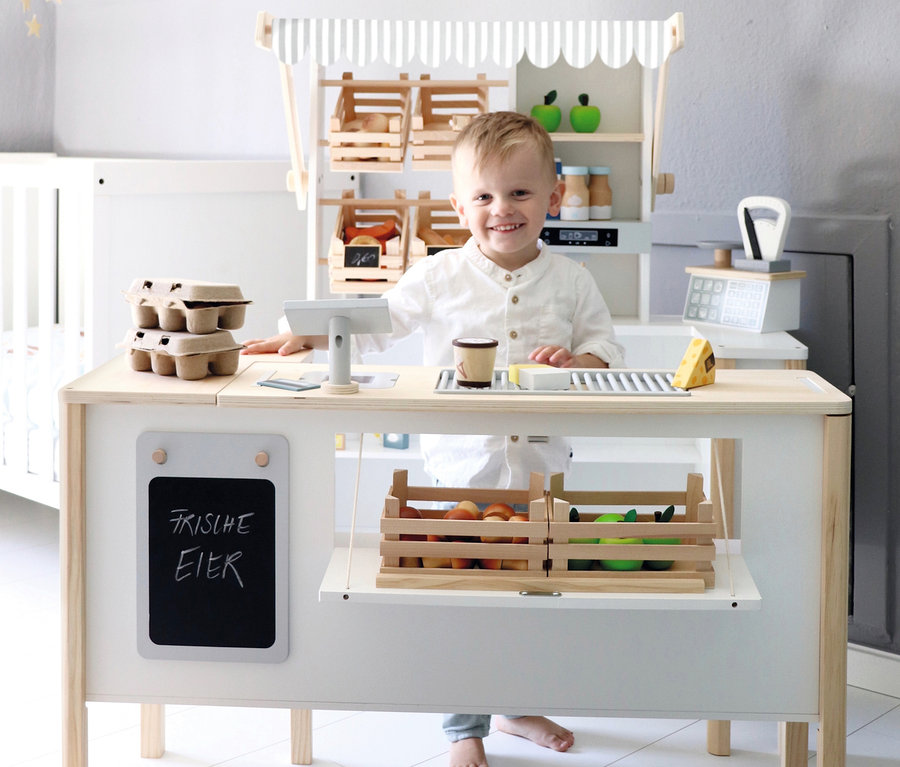Ein Junge spielt mit dem small foot Kaufladen und Kinderküche »fresh«.