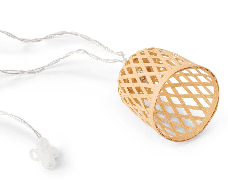 Detail einer Solar-Lichterkette mit Lampenschirm aus Bambus.