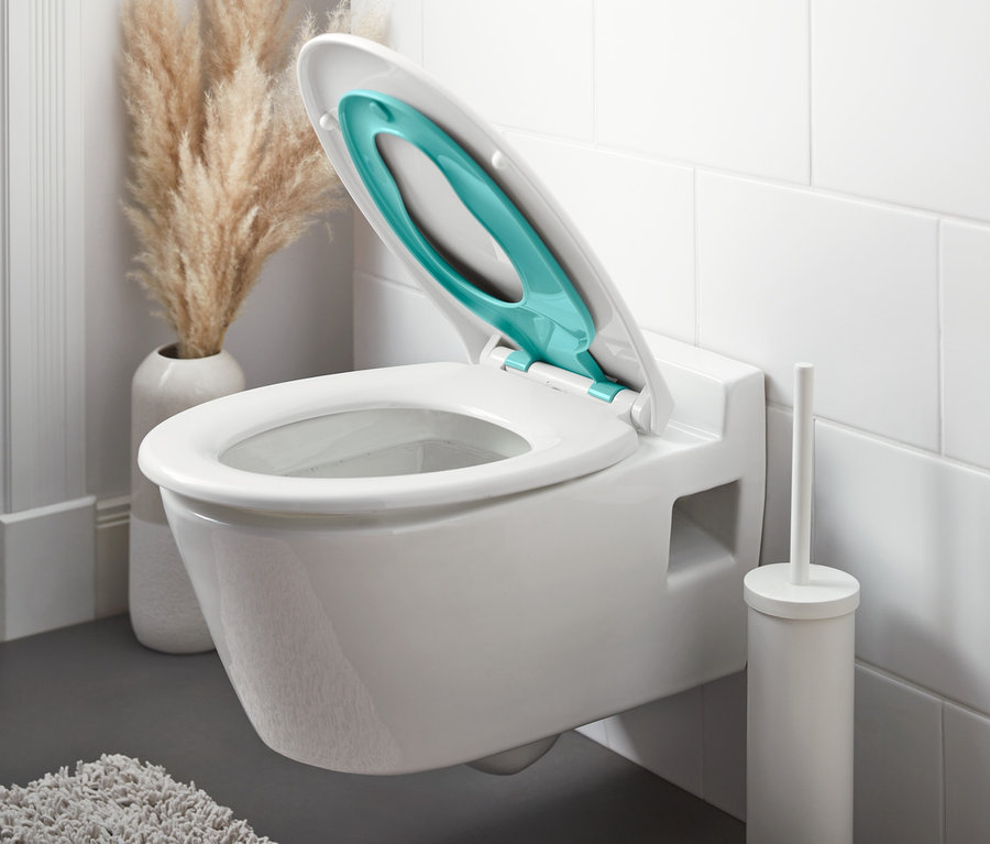 Geöffneter WC-Sitz »Family« mit Absenkautomatik auf einer weißen Toilette.