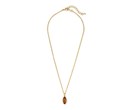 Goldene Kette mit einem braunen Navette-Kristall.