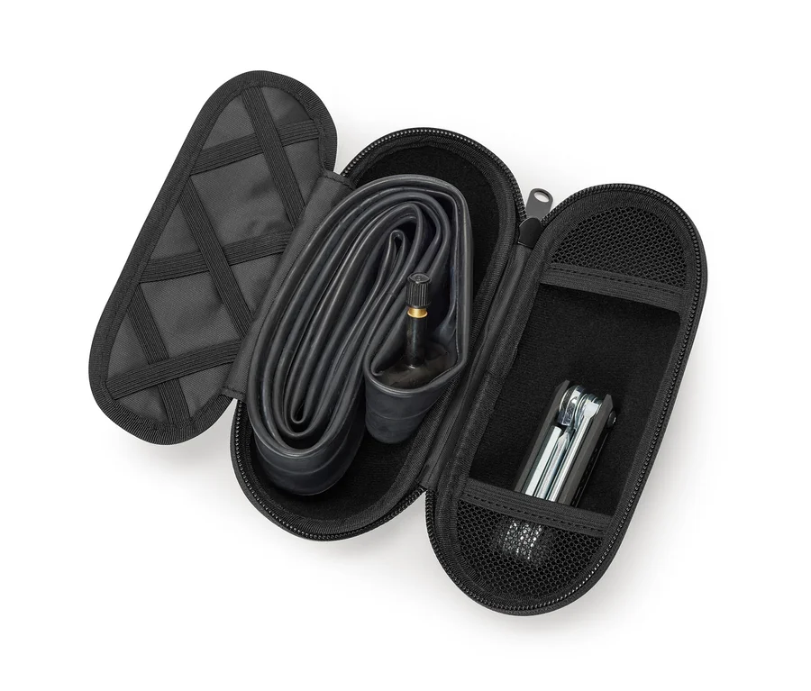 Offene schwarze Box für Flaschenhalterung mit Schlauch und Werkzeug drin.