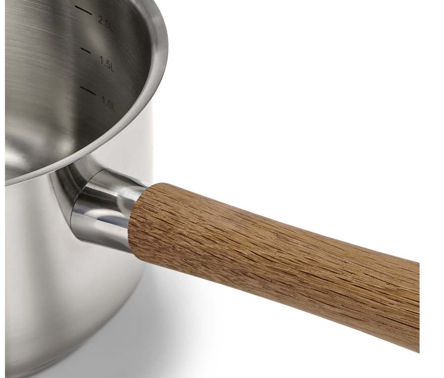 Detailaufnahme von einem Edelstahl-Kochtopf-Set mit Holzgriff.