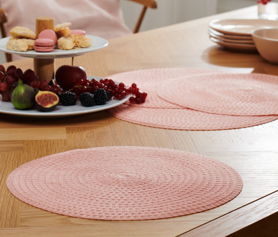 Auf einem Tisch liegen 4 Platzsets.