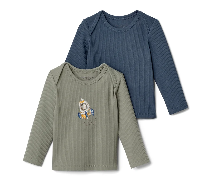 Zwei Baby-Rippshirts: ein grünes mit Rakete, ein blaues.