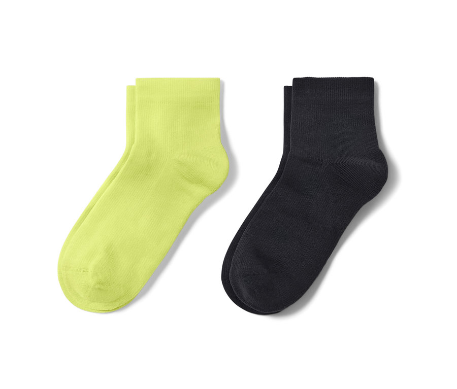 Zwei Paar kurze Sportsocken, ein Paar neon gelb, ein Paar schwarz.