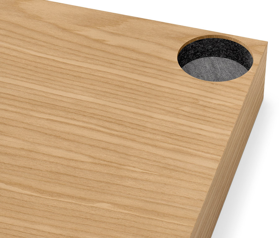 Detail einer »CN3« Deckplatte mit Echtholzfurnier in Eiche hell, mit Aussparung.