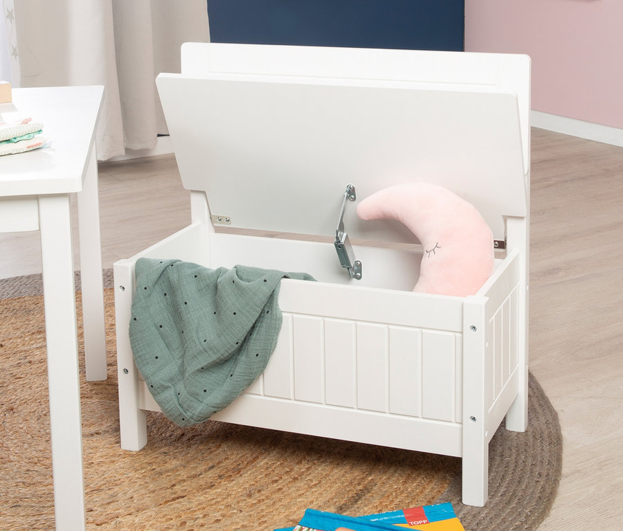 Geöffneter, weißer roba Kindertruhenbank mit Decke und Mondkissen.