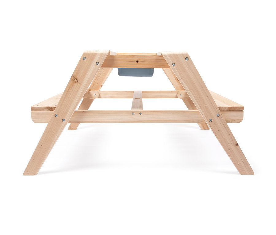 Nahaufnahme einer kleinen, hellbraunen Kindersitzgruppe Matschtisch aus Holz mit einer grauen Wanne in der Mitte.