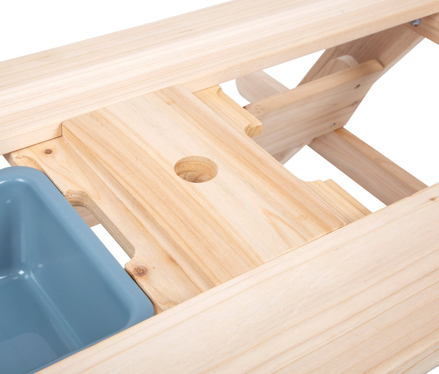 Detailansicht einer small foot Kindersitzgruppe Matschtisch mit blauer Wanne.