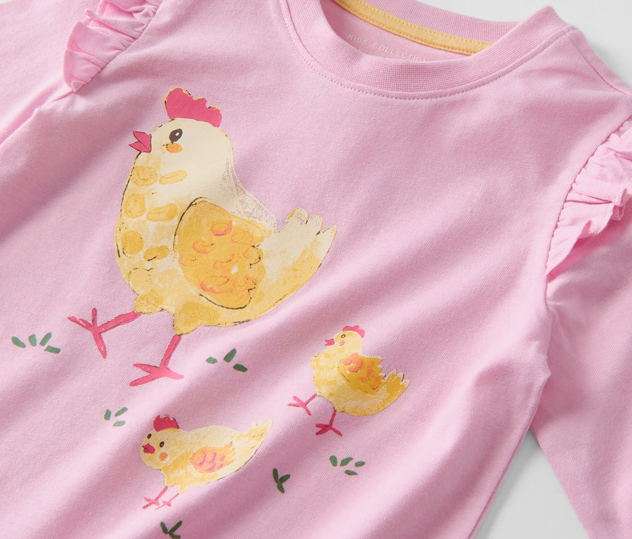 Detailansicht: ein Kinder-Langarmshirt mit Hühner-Motiv.