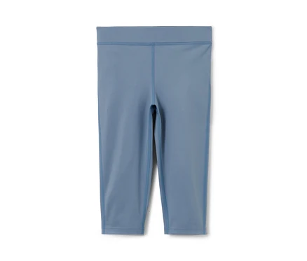 Eine blaue Kinder-3/4-Sporttight auf einem weißen Hintergrund.