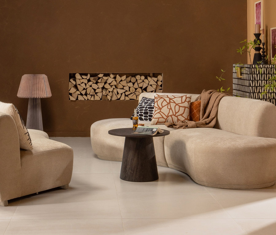 Wohnzimmer mit beigem Sofa und dunkelbraunem Woood Couchtisch »Maan«, 40 x 80 cm.