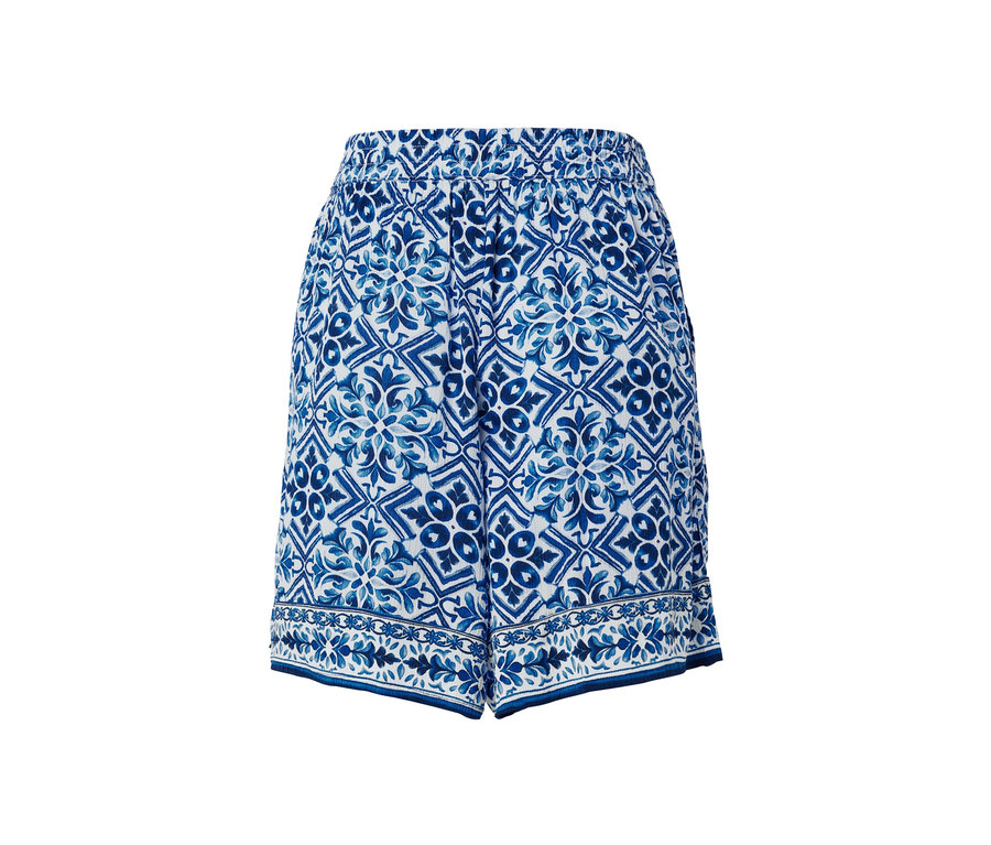 Detailansicht der bedruckten Webshorts mit blau-weissem Muster.