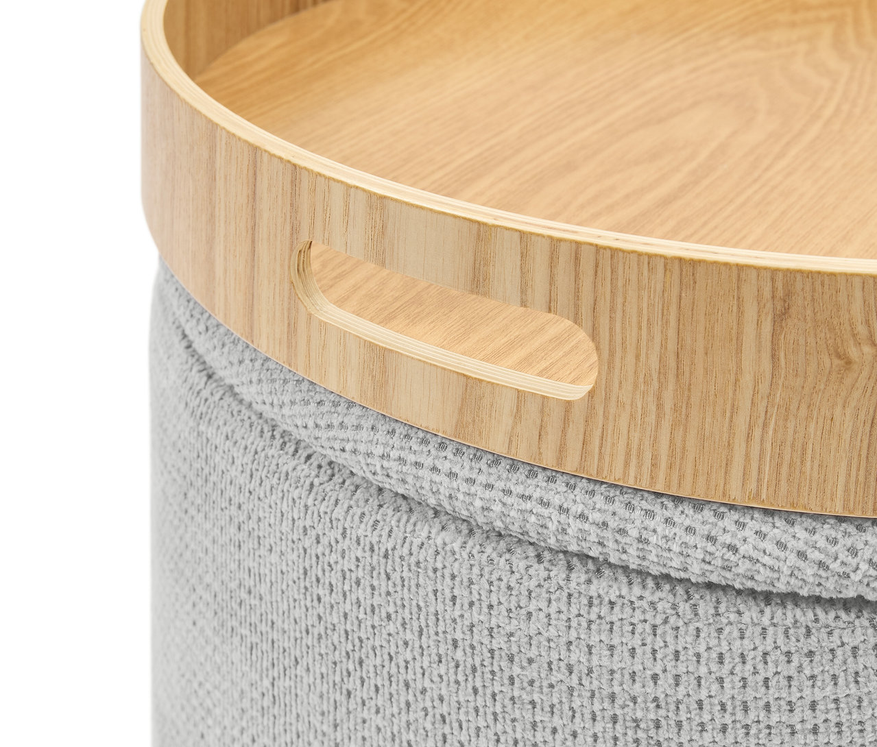 Detailaufnahme eines gestrickten grauen Hockers mit einem Holztablett mit Griffen.