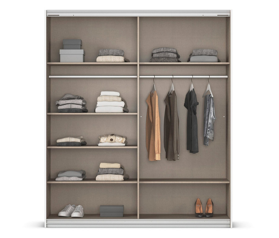 Offener Schrank mit Regalen und Kleiderbügeln, an denen Kleidung hängt.