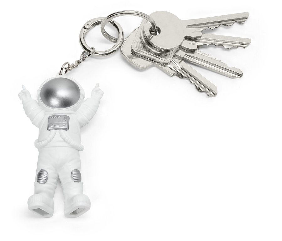 Schlüsselanhänger mit einer kleinen Astronautenfigur in einem weißen Anzug und silbernem Helm, befestigt an einem Bund silberner Schlüssel.