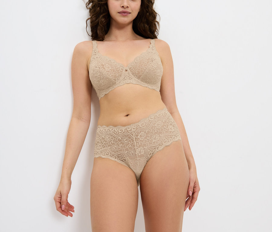 Frau posiert in Unterwäsche mit Blumenspitze.