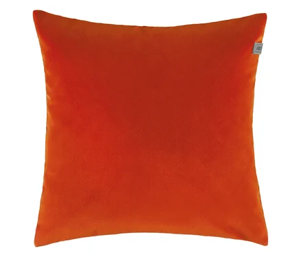 Ein orangefarbenes Kissen auf einem weißen Hintergrund.