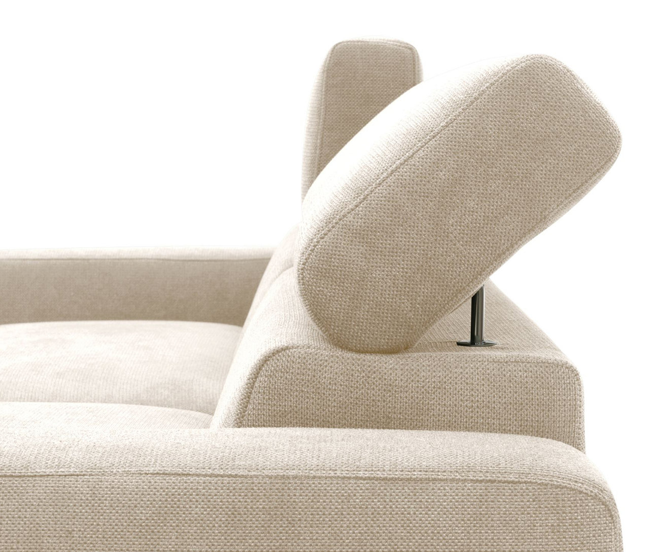 Detailansicht des cremefarbenen DOMO Eck-Schlafsofas mit Hocker, rechtsbündig.