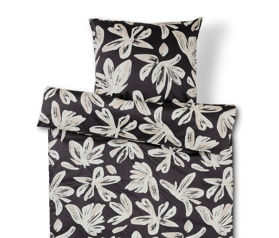 Schwarz-weiße Bettwäsche mit Blumenmuster.