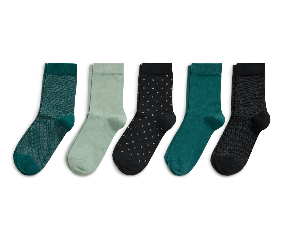 Fünf Paar Socken in verschiedenen Farben und Mustern nebeneinander angeordnet.