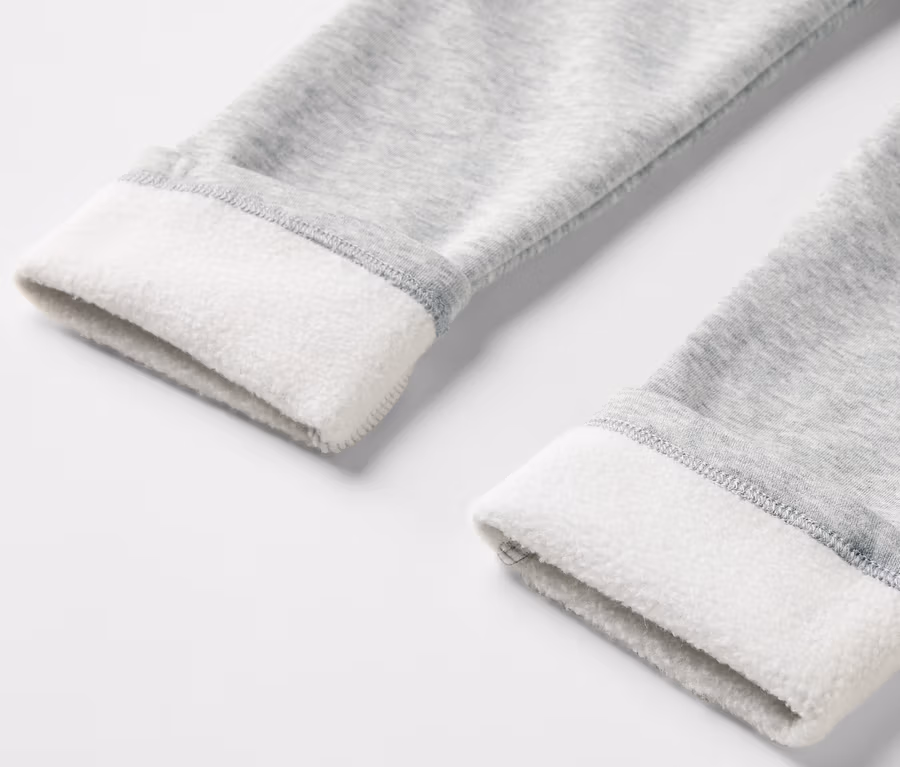 Detailansicht von zwei grauen Kinder Thermoleggings mit angerauter Innenseite.