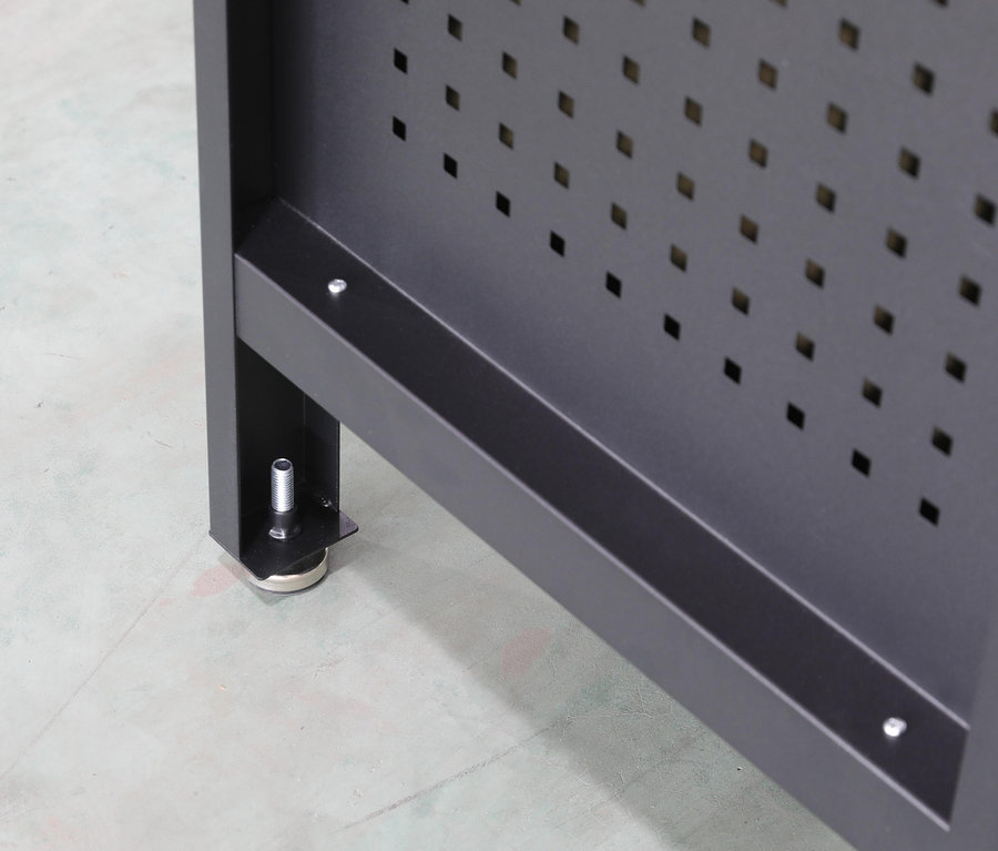 Detail einer schwarzen FEISTOS Werkbank »Heros 2« mit Lochwand und höhenverstellbarem Fuß.