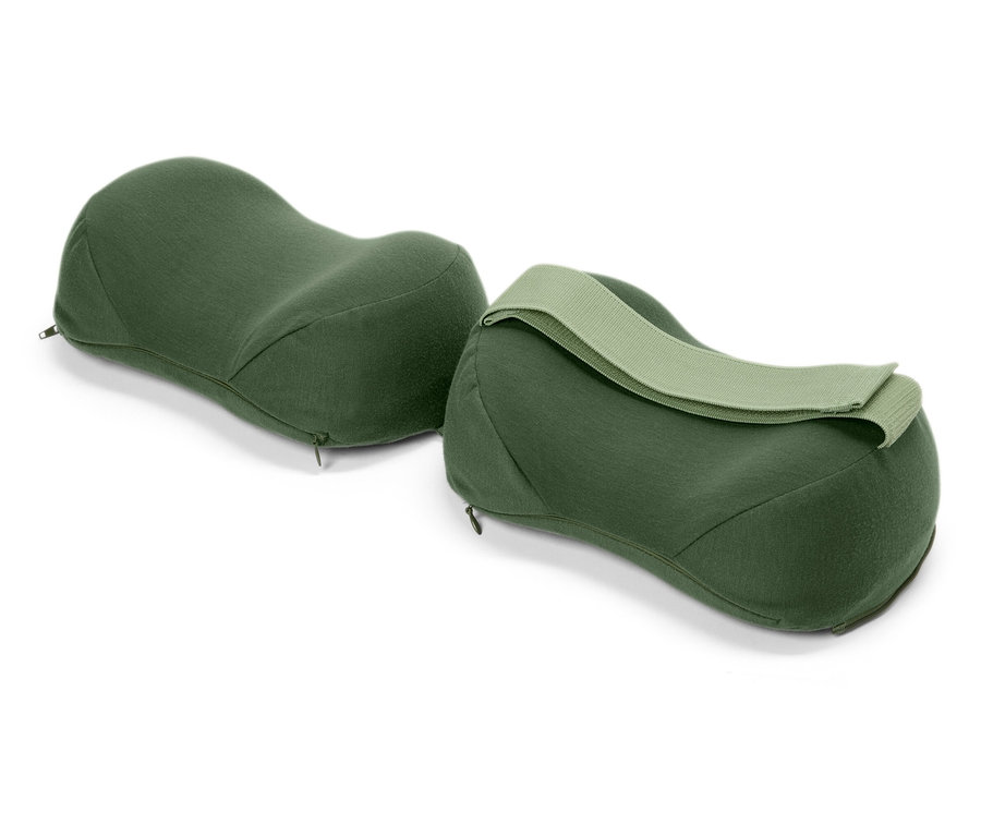 Zwei grüne Kissen auf einem weißen Hintergrund.