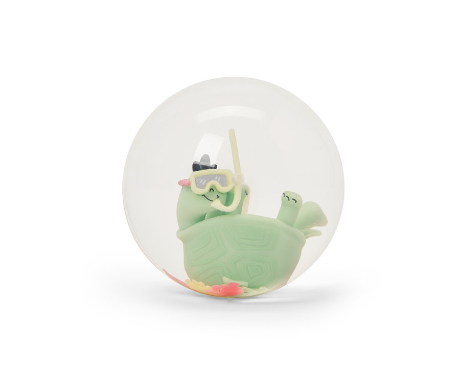 Grüne Schildkröte mit Taucherbrille in einem XXL-Flummi.