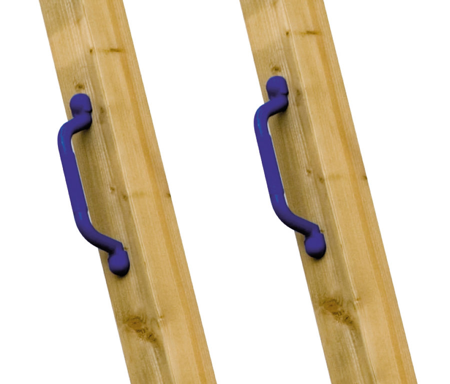 Zwei blaue Griffe an einem Holzrahmen des Karibu Stelzenhaus »Fidel« mit Doppelschaukel und Rutsche.