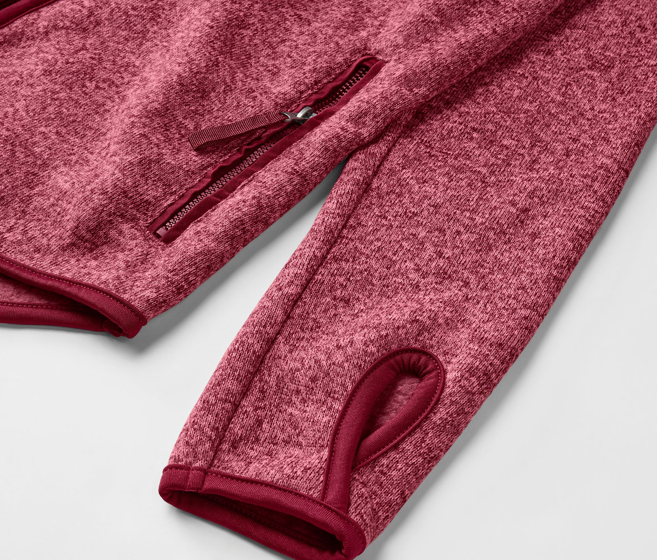 Detailansicht einer rosa Strickfleece-Jacke.