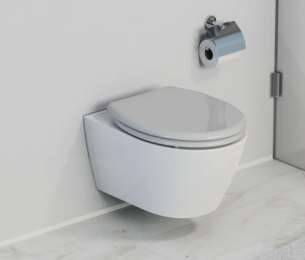 Eine hängende Toilette mit grauem Sitz an einer weißen Wand.