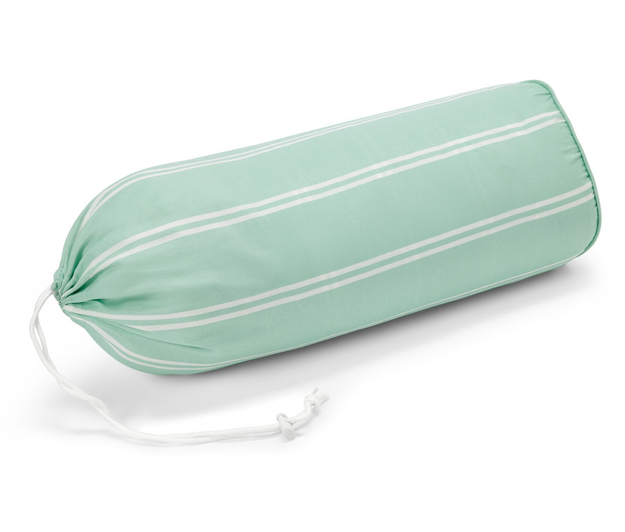 Ein längliches Kissen mit türkisfarbenen und weißen Streifen liegt auf einem weißen Hintergrund.