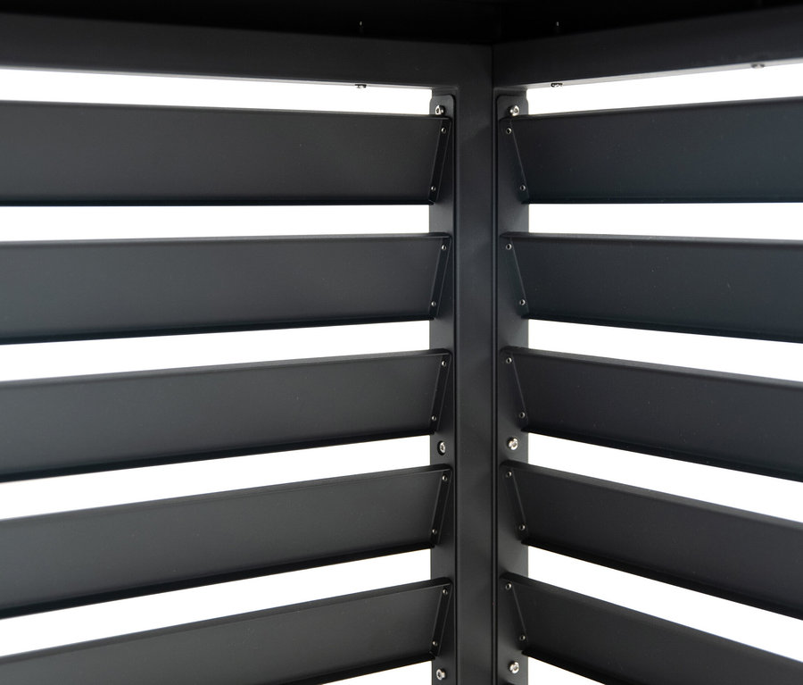 Nahaufnahme einer schwarzen Jalousie an einer Hausecke.