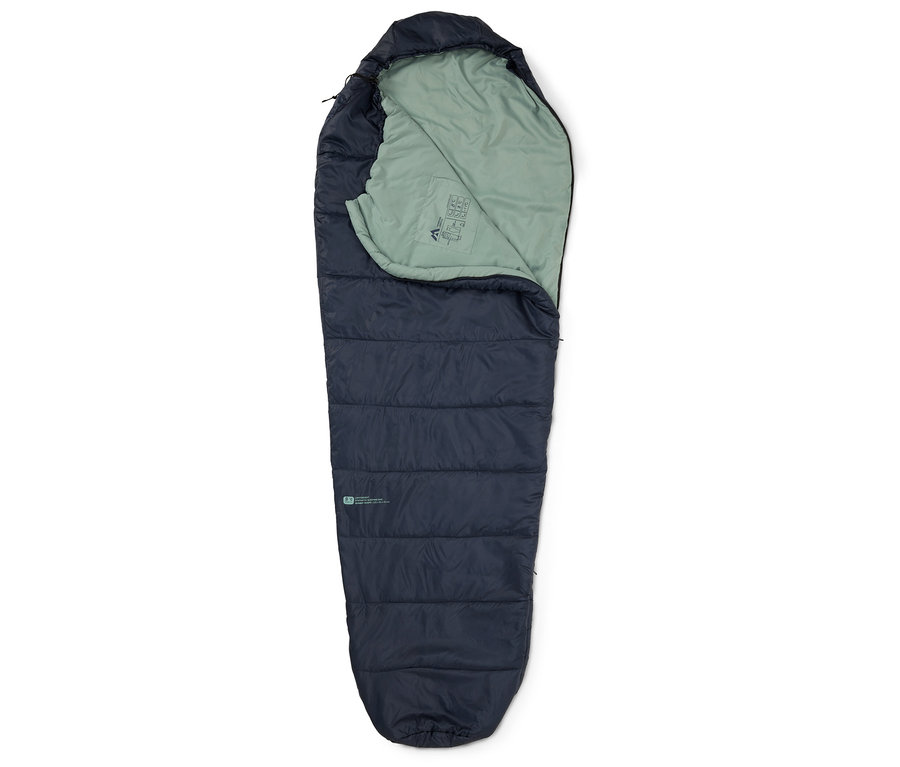 Ein marineblauer Schlafsack, teilweise geöffnet und mit hellgrünem Futter, liegt auf einem weißen Hintergrund.