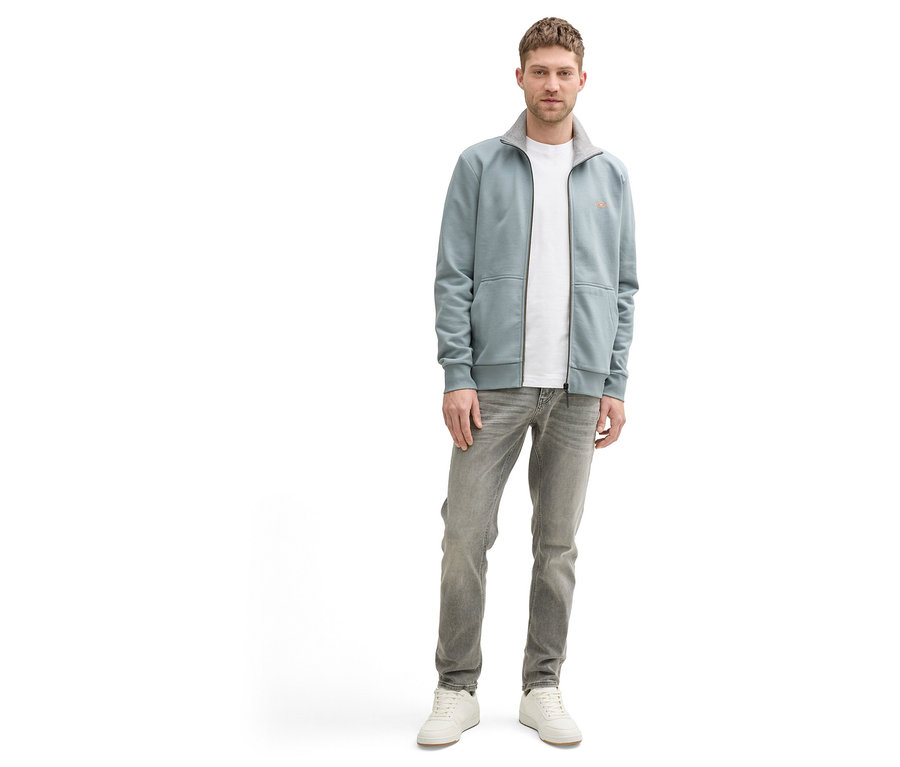 Mann in Jeans und T-Shirt mit mintgrüner Tom Tailor Sweatjacke mit Stehkragen.