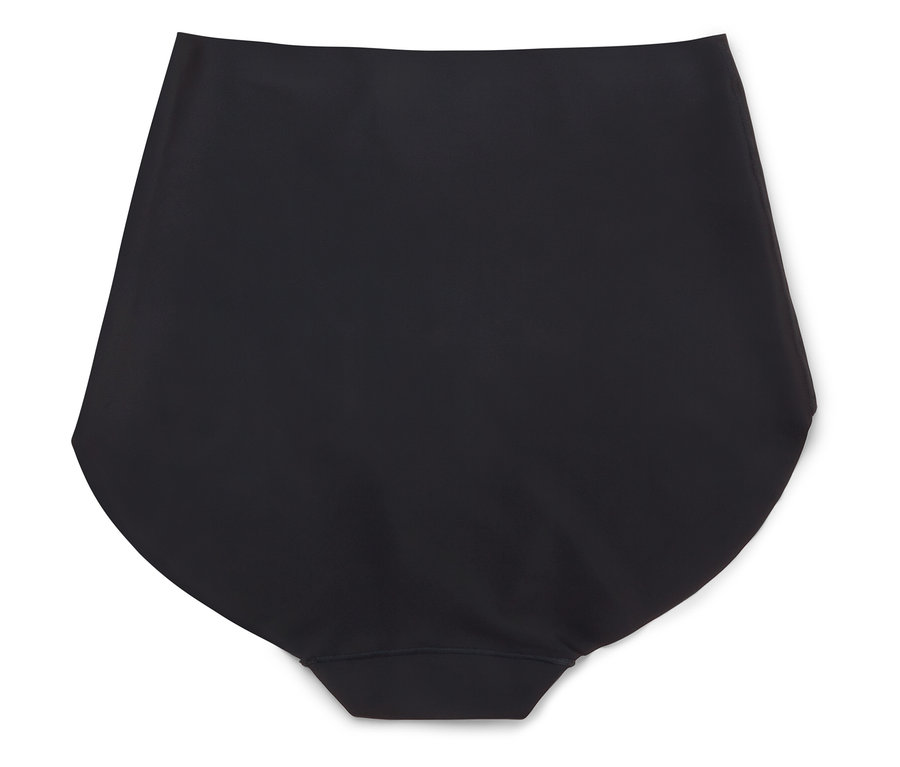 Schwarze Unterwäsche liegt auf einem weißen Hintergrund.