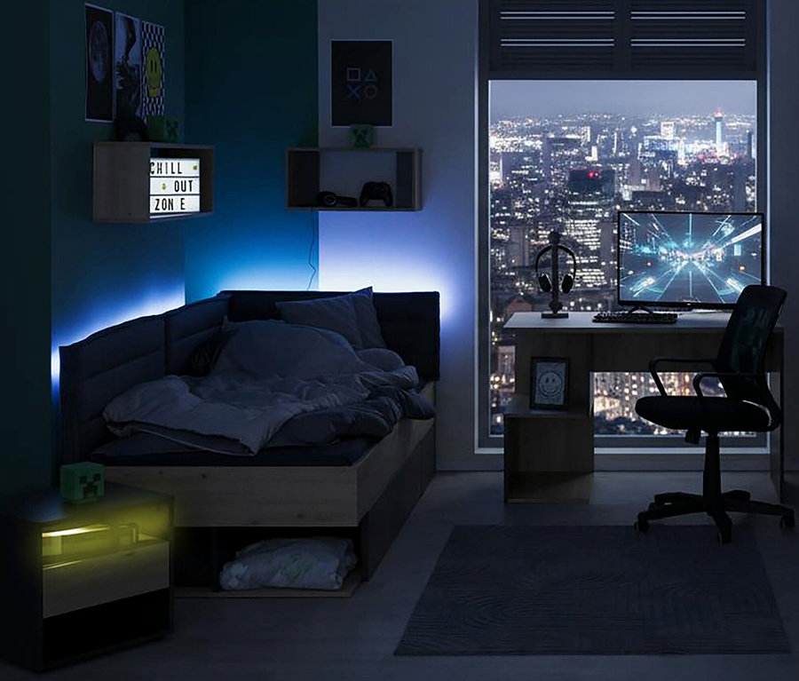 Schlafzimmer bei Nacht mit beleuchtetem Roba Nachttisch »Marvin« neben einem Bett.