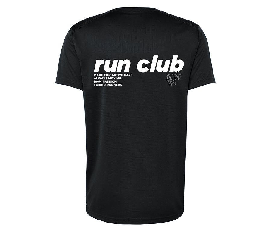 Schwarzes T-Shirt mit dem Aufdruck "run club", "MADE FOR ACTIVE DAYS ALWAYS MOVING 100% PASSION TCHIBO RUNNERS" und einer Tasse mit Flügeln.
