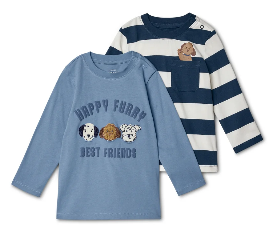 Zwei langärmlige Kinder-T-Shirts liegen übereinander. Das blaue Shirt hat einen Hunde-Print, das gestreifte Shirt eine Tasche mit Hund.
