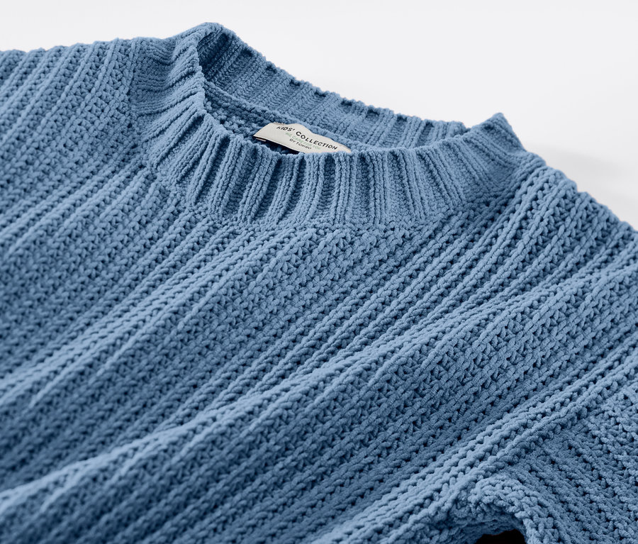 Nahaufnahme eines hellblauen Strickpullovers mit Rundhalsausschnitt.