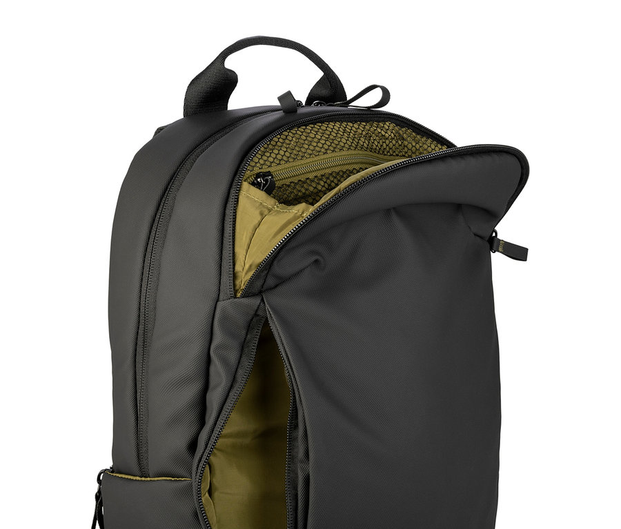 Schwarzer Rucksack mit offenem Reißverschluss und olivgrünem Innenfutter.