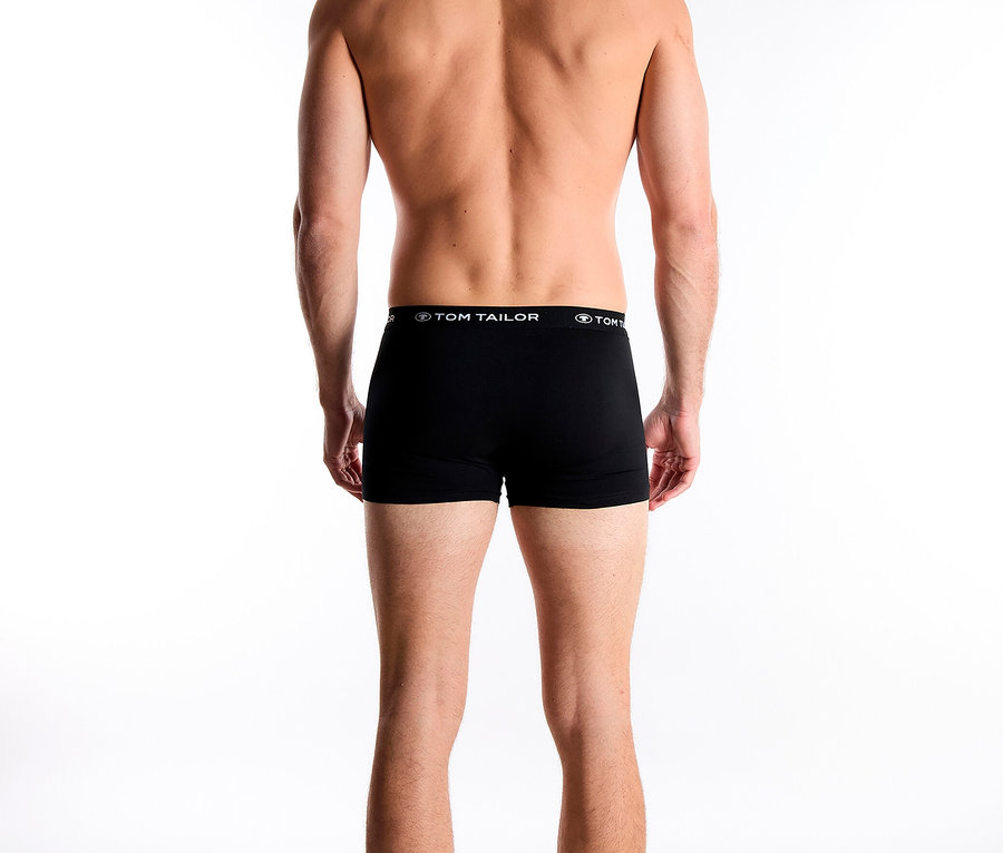 Mann von hinten, trägt schwarze Tom Tailor Boxershorts.