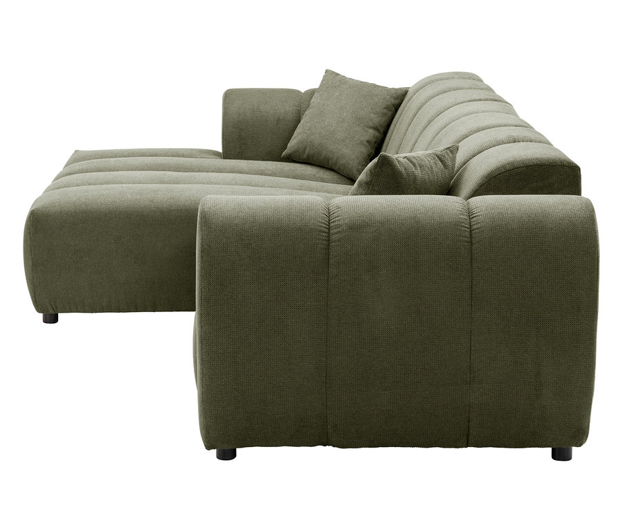 Nahaufnahme eines olivgrünen Sofas mit Chaiselongue und zwei Kissen auf weißem Hintergrund.