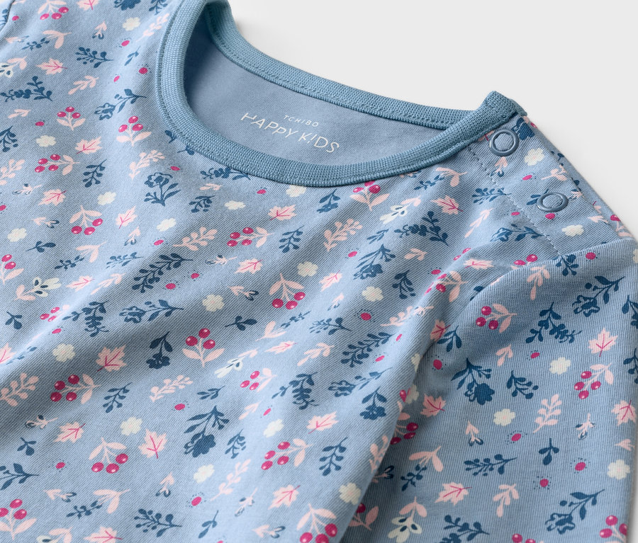 Detailaufnahme eines hellblauen, langärmeligen Babyoberteils mit Blumenmuster und Knöpfen an der Schulter.