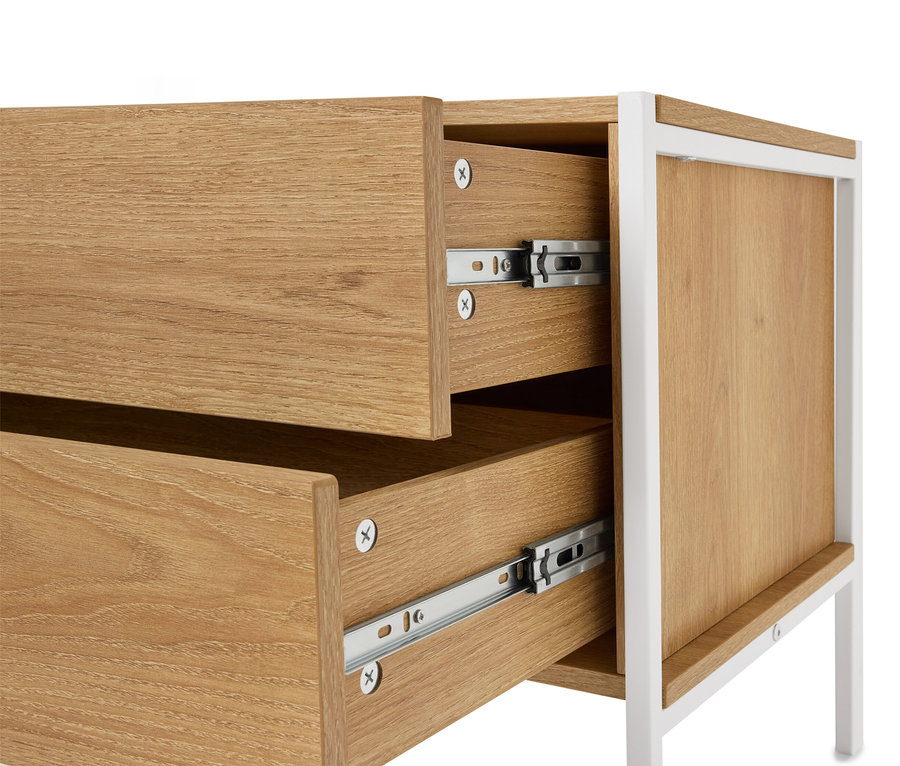 Nahaufnahme eines Holzschranks mit zwei offenen Schubladen und einem weißen Rahmen.