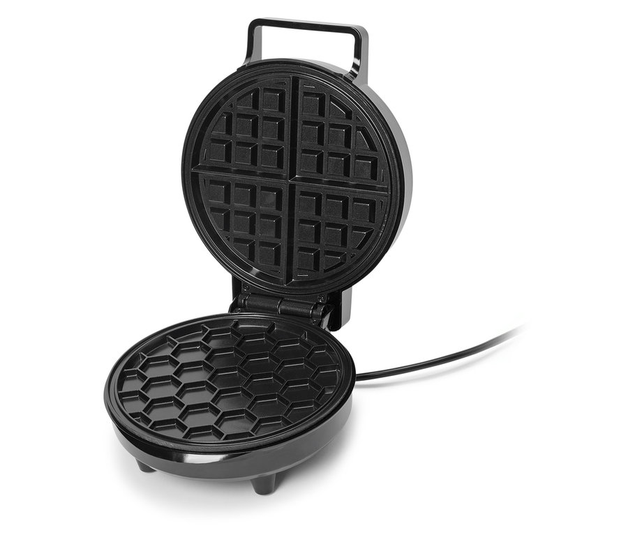 Geöffneter, schwarzer Waffelautomat mit viereckigem Muster oben und sechseckigem Muster unten.