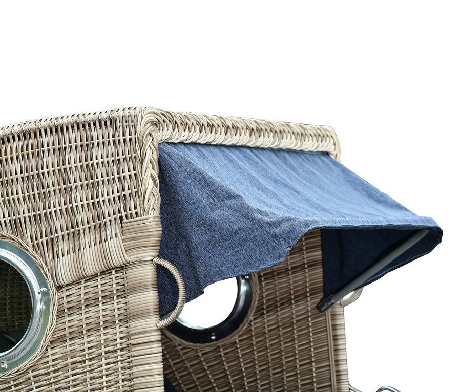 Nahaufnahme eines geflochtenen Strandkorbs mit blauem Stoffverdeck.