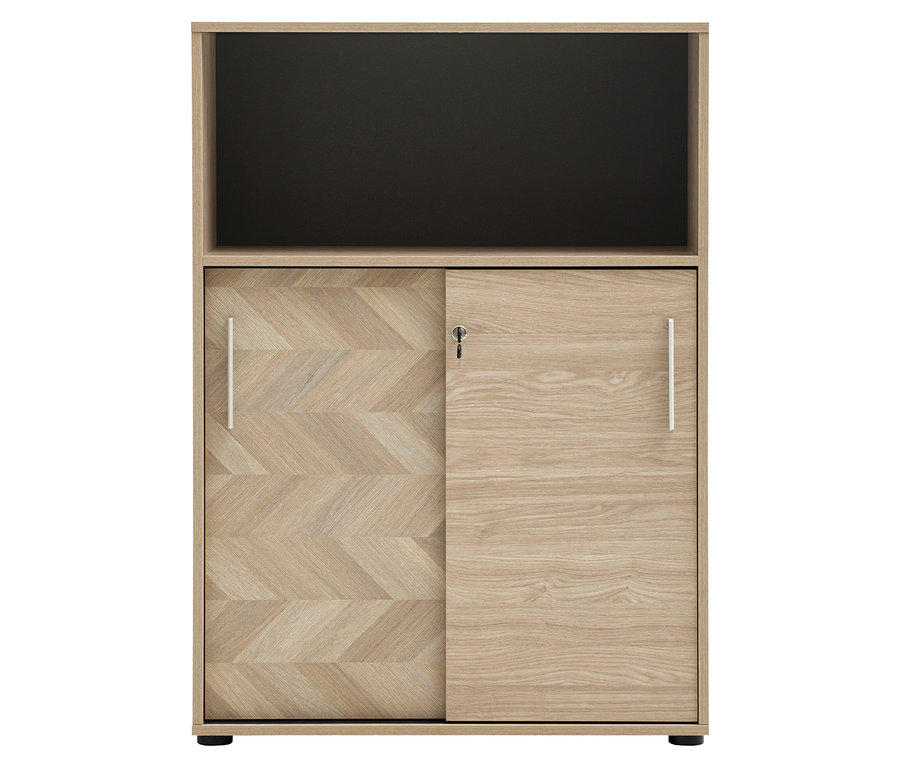 Ein heller Holzschrank mit zwei Schiebetüren, einer davon mit Fischgrätenmuster, und einem offenen Regal oben.